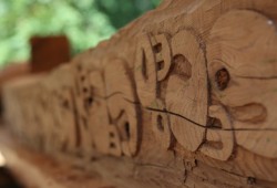 On one side of the pole are Nuu-chah-nulth and Māori carvings of the Sea Serpent.