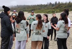 The kakaw̓inminḥ (meaning many killer whales) Yuułuʔiłʔatḥ girls group volunteered as beachkeepers during the three-day contest.
