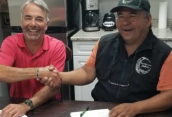 Cascadia Seaweed President Michael Williamson and Nuu-chah-nulth Seafoods President Larry Johnson sign a sugar kelp deal.