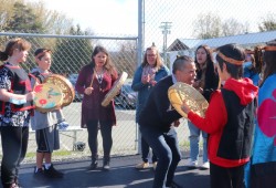 Trevor Little sings with Haahuupayak students.(Holly Stocking photo)