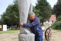 Albert Lara embraces the welcome figure at Yuquot on Aug. 3, his first visit to the historic site. (Eric Plummer photos)