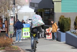 A Port Alberni citizen shuttles empty cans through Port Alberni’s Uptown District. (Eric Plummer photo)