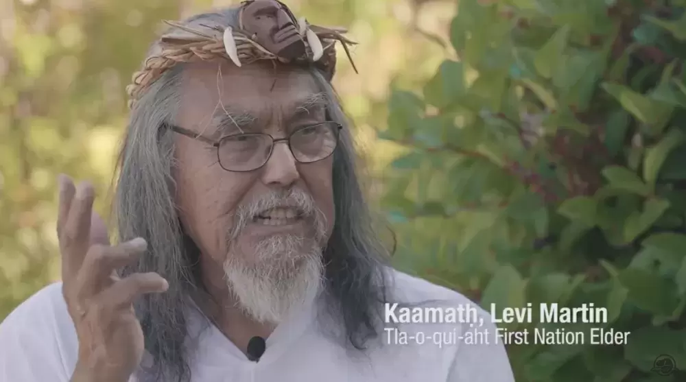 Kaamath, Levi Martin, Tla-o-qui-aht elder, in the video Building ʔapsčiik t̓ašii. (YouTube/Parks Canada photo)